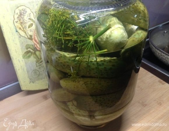 Банку на крышку перевернули. Пусть так постоит, пока не остынет.