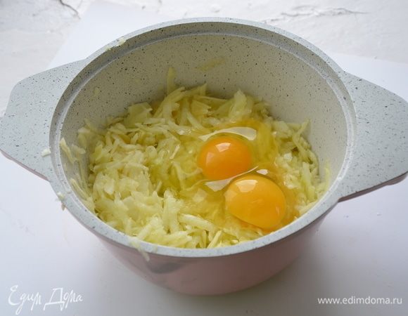 К кабачку добавить молоко, соль, яйца, муку.