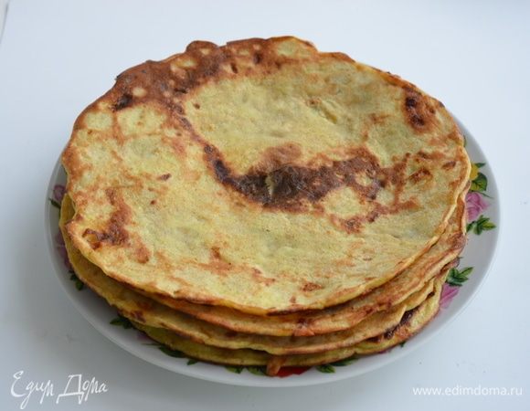 Пожарить кабачковые блинчики с обеих сторон (у меня получилось 7 шт., но один из них был сразу же взять на дегустацию). Если у вас антипригарная сковорода, то смело можно обойтись и без масла.