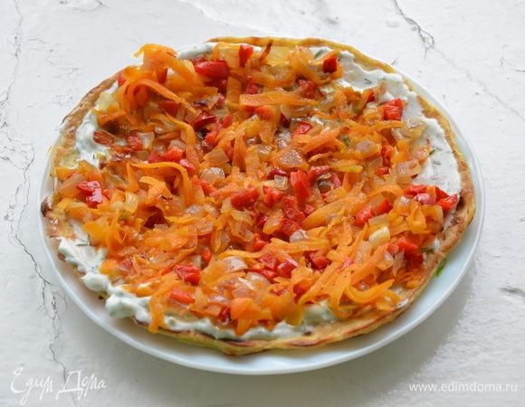 Первый блин смазать кремом, выложить половину зажарки и накрыть вторым блином.