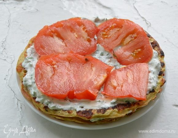 На второй — крем, нарезанные дольками помидоры, накрыть третьим блином.