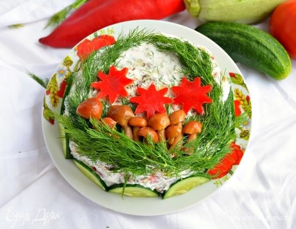 На третий — крем, мелко нарезанные маринованные грибы, накрыть четвертым блином. На четвертый — крем, нарезанные дольками помидоры, накрыть пятым блином. На пятый — крем, оставшуюся половину зажарки, накрыть шестым блином. Верхний блин и края обмазать оставшимся кремом. Украсить можно в виде полянки или просто посыпать рубленой зеленью.