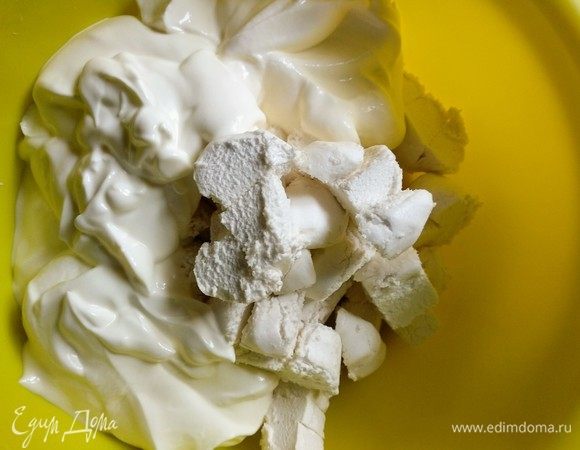 Периодически перемешиваем, оставляем на 20–30 минут, зефир должен раствориться (ничего страшного, если растворится не до конца).