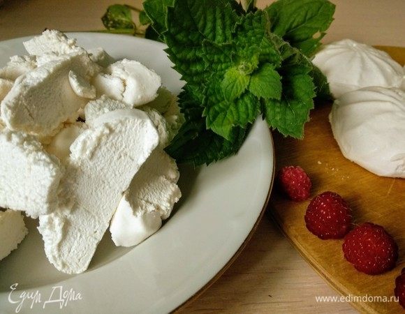 Желатин заливаем холодной водой (40–60 мл) и хорошо размешиваем. Оставляем на 10 минут, чтобы желатин набух. В отдельную посуду зефир режем мелкими кубиками, заливаем сметаной.