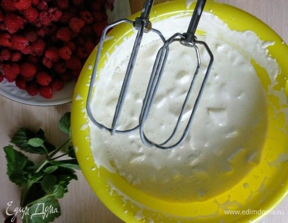 Набухший желатин ставлю в микроволновку на 30–40 секунд, (нельзя, чтобы он закипел). Горячий желатин вливаем тонкой струйкой в сметану, постоянно помешивая ее венчиком. Сливки взбиваем миксером до густой пены, добавляем сметанную массу, очень аккуратно, вмешиваем ложкой.