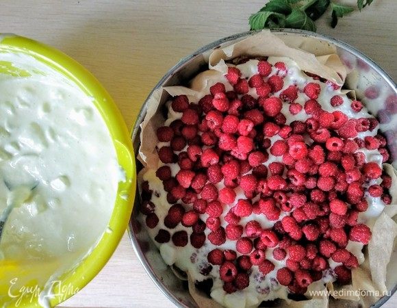 Ягоды (любые: малина, клубника, ирга, черника, земляника) укладываю слоями (ягоды-сметанная масса-ягоды).