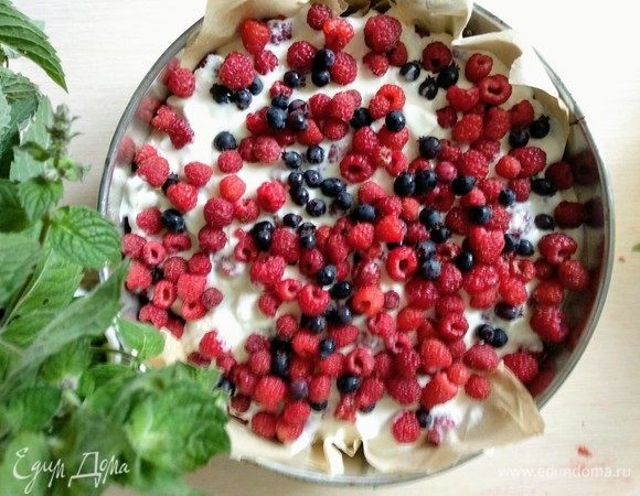 Отправляем торт в холодильник на 3–4 часа (я делаю этот десерт на ночь, получается просто идеально).