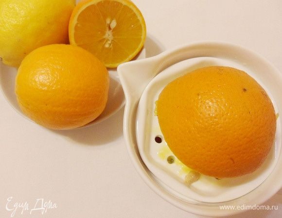 Приготовление блюда начнем с подготовки маринада для рыбы. Выжать сок из лимона и апельсина.