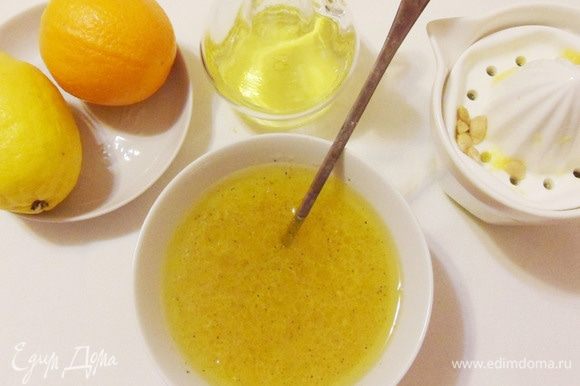 Соединить сок цитрусовых с медом и 2 столовыми ложками растительного масла. Посолить, поперчить и хорошо перемешать.