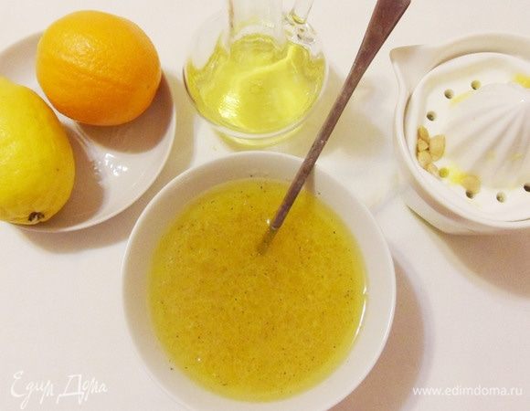 Соединить сок цитрусовых с медом и 2 столовыми ложками растительного масла. Посолить, поперчить и хорошо перемешать.