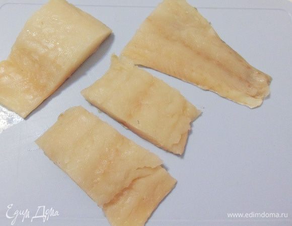 Рыбное филе нарезать порционными кусками.