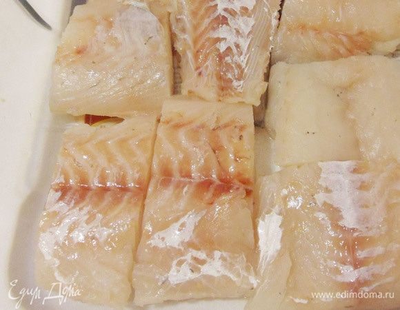 Положить куски филе в емкость для маринования. Лучше всего взять для этого стеклянную форму.