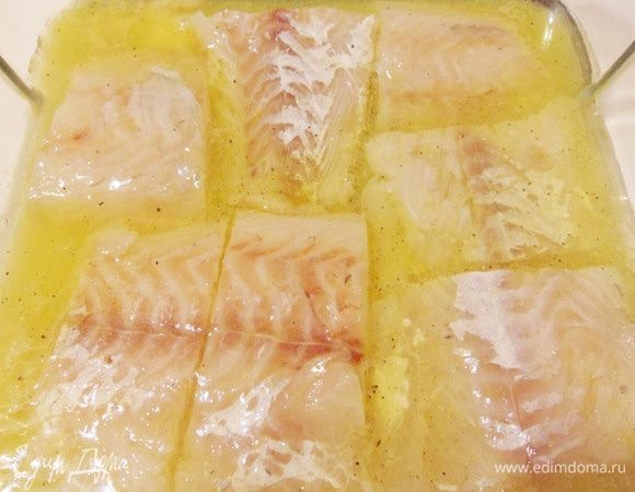 Залить рыбу подготовленным маринадом.