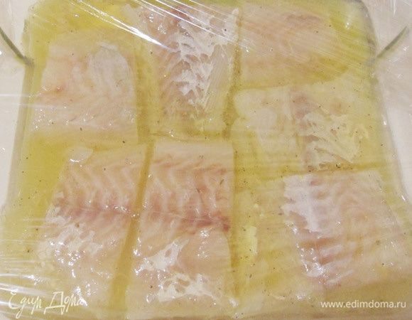 Закрыть миску пищевой пленкой и отправить в холодильник на 2 часа. За это время филе рыбы полностью промаринуется.