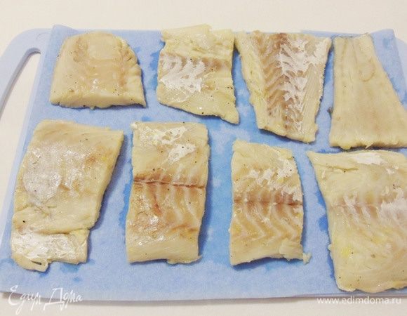 Затем достать куски филе из маринада и обсушить их бумажной салфеткой.