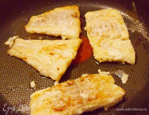 Обмакивать каждый кусок рыбы в белковую массу и жарить на масле до образования золотистой корочки по 3 минуты с каждой стороны.