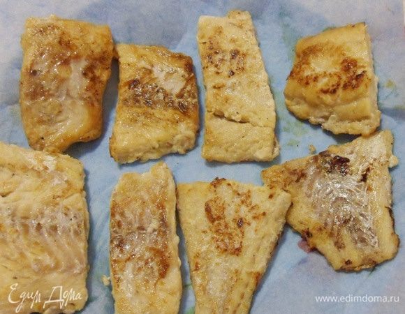 Убрать лишнее масло бумажной салфеткой.