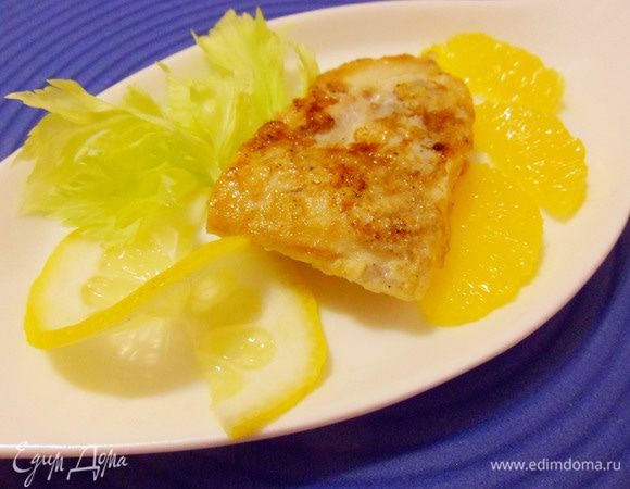 Можно подать пикшу в лимонном соке как закуску, оформив зеленью, дольками апельсина и лимона.