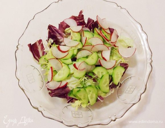 Еще можно подать филе пикши с овощным салатом. Овощи (у меня огурцы и редис) помыть и обсушить. Огурец разрезать вдоль пополам и нарезать тонкими ломтиками. Так же поступить и с редисом. Листовой салат вымыть и обсушить, затем крупно нарезать (у меня — готовый разноцветный салатный микс).