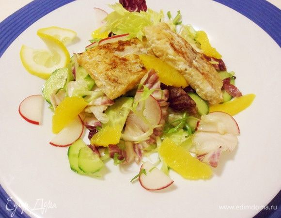 Рыба в лимонном соке с зеленым салатом готова. Приятного аппетита!