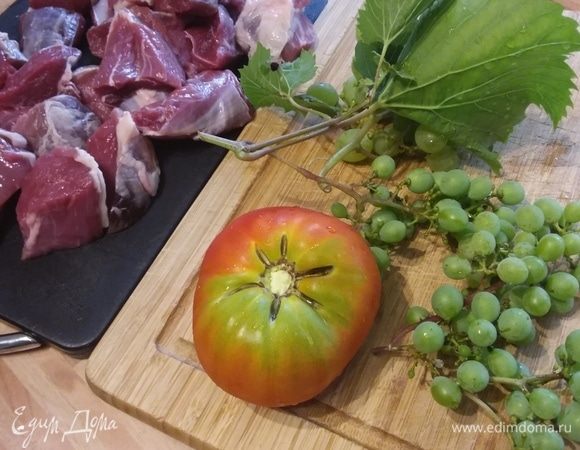 Мякоть баранины (у меня лопатка) очистить от жил и пленок, обмыть и обсушить, нарезать на порционные кусочки.