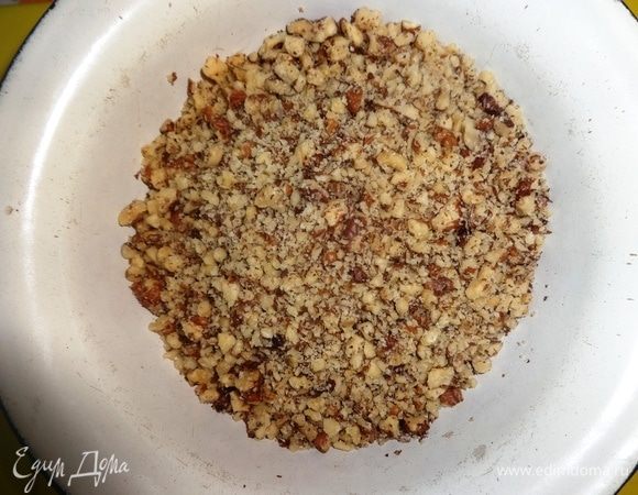 Грецкие орехи измельчить в мелкую крошку.