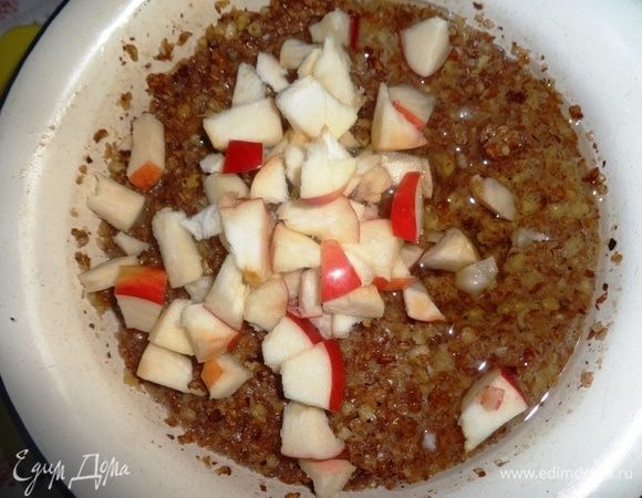 Яблоко очистить от семян и семенной коробочки, нарезать мелкими кубиками. В тесто добавить нарезанное яблоко и влить растительное масло, перемешать.