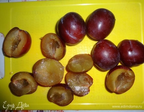 Сливы вымыть, обсушить. Разрезать пополам вдоль, аккуратно удалить косточки.
