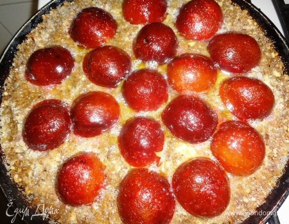 Посыпать пространство между сливами сахаром. Сливочное масло растопить и полить им всю поверхность пирога, включая сливы. Поставить форму с пирогом в духовку, разогретую до 180°C. Выпекать в течение 35–40 мин. Форму с пирогом вынуть из духовки. Дать пирогу полностью остыть в форме.