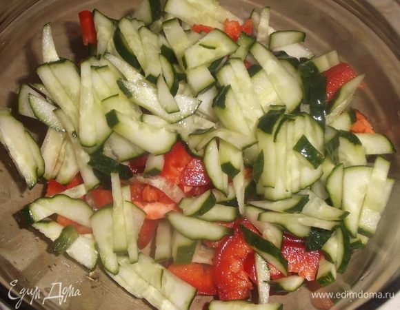 Нарезать перец и огурец.