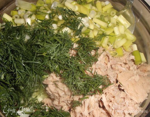 С банки тунца в собственном соку слить жидкость, размять вилкой. Нарезать зеленый лук и укроп. Соединить все ингредиенты, посолить по вкусу.