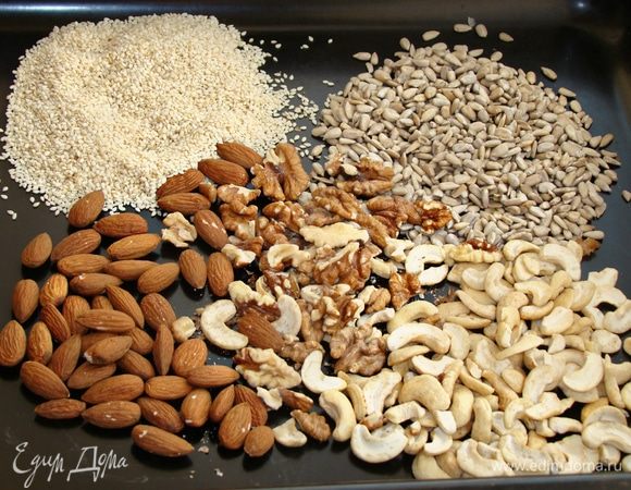 Все орешки и половину нормы кунжута ТМ «Семушка», высыпать на противень и прокалить в духовке до золотистого цвета.