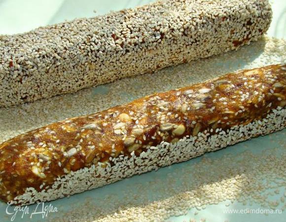 Из получившейся массы сформировать две колбаски и обвалять их в оставшейся части кунжута.