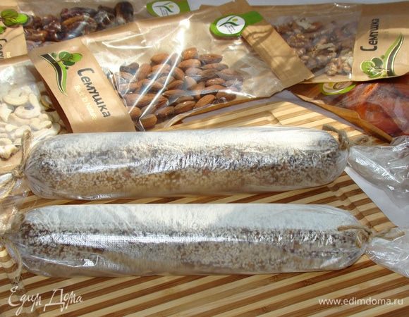 Колбаски завернуть в пищевую пленку и положить в холодильник на 2–3 часа.