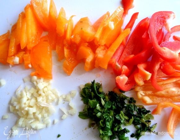 Нарезать чеснок, базилик, помидор, паприку.