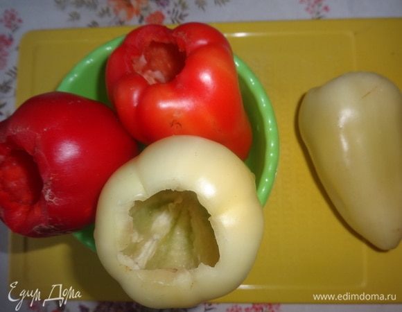 Перец (у меня 2 перчика красного цвета, 2 — салатного) вымыть. Аккуратно вырезать плодоножку и чайной ложкой или маленьким ножиком удалить семена и перегородки, не нарушая целостности перца.