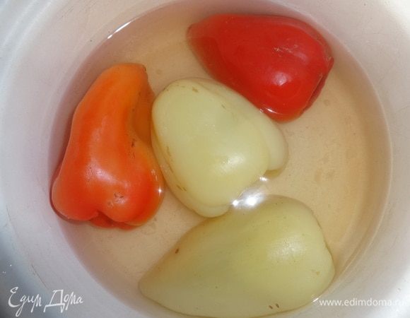 В кастрюлю налить примерно 1 л воды, вскипятить, посолить. Положить в воду перец и бланшировать 1–2 мин. Перец вынуть из воды и дать остыть.