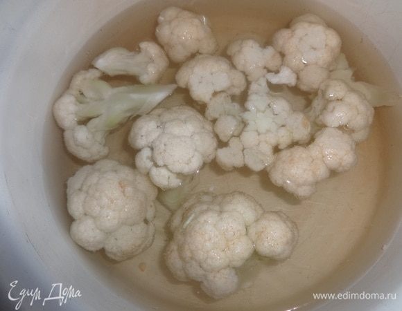 Эту же воду опять довести до кипения. Положить разделенную на соцветия цветную капусту и варить 5–7 мин. до мягкости. Готовую капусту откинуть на дуршлаг, дать воде стечь и остудить до комнатной температуры.