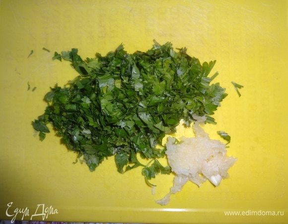 Зелень (у меня кинза и петрушка) вымыть, обсушить, мелко нарезать. Чеснок очистить и натереть на мелкой терке.