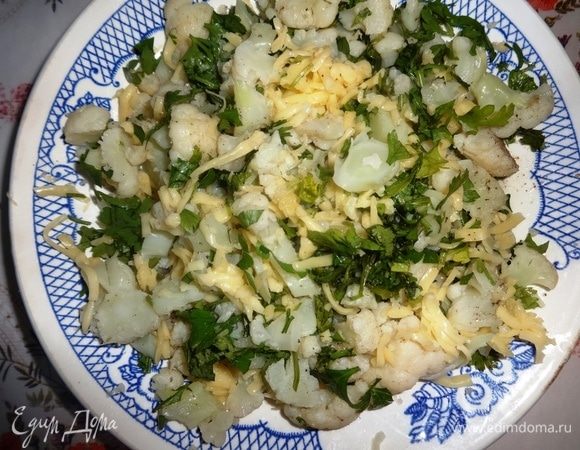 Добавить нарезанную капусту к сыру с зеленью и чесноком, посолить, поперчить, перемешать.