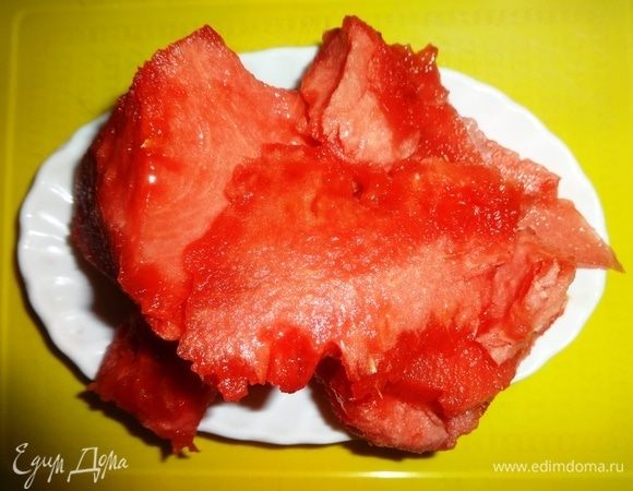 Из арбуза вырезать мякоть, удалить косточки.