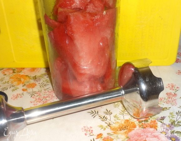 Положить арбузную мякоть в чашу блендера, взбить.