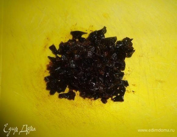 Чернослив обдать кипятком, обсушить и мелко нарезать.