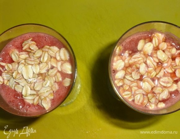 Разлить арбузную массу по бокалам. Сверху насыпать немного овсяных хлопьев.