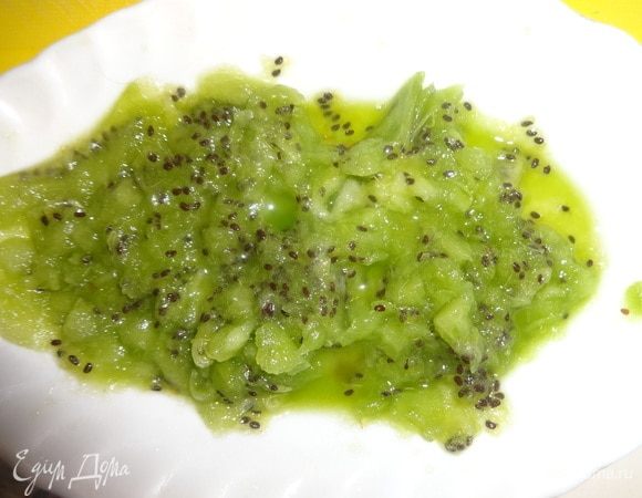 Киви очистить от кожицы, измельчить в пюре. Я не стала загружать киви в блендер, просто потолкла пестиком. Выложить слой пюре из киви поверх овсяных хлопьев.