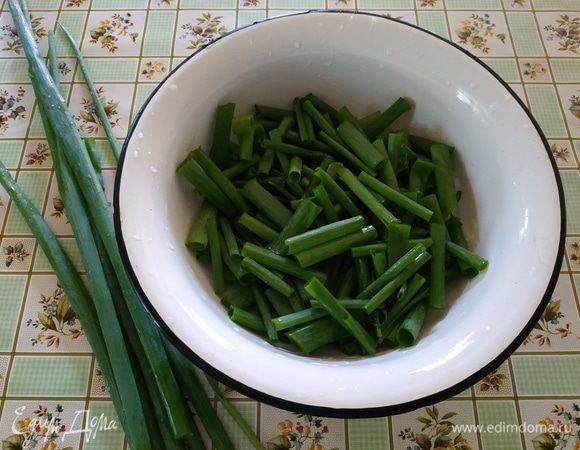 Перья зеленого лука режем крупно.