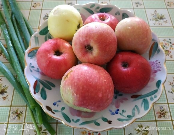 Яблоки чистим от кожуры и семян.