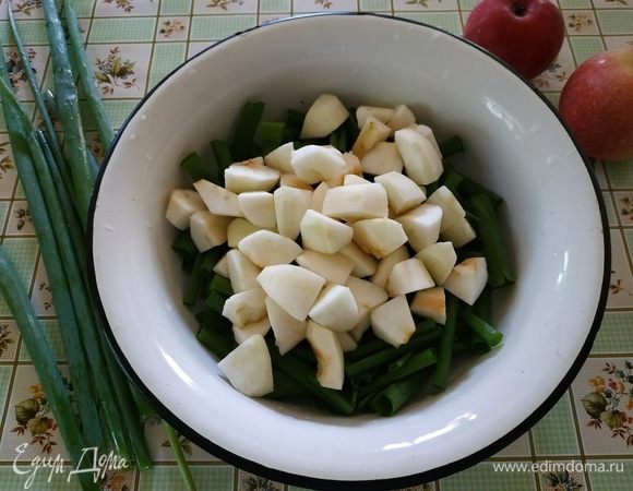 Режем яблоки крупными кусочками.