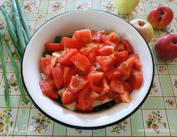 И помидоры режем крупными кусочками.