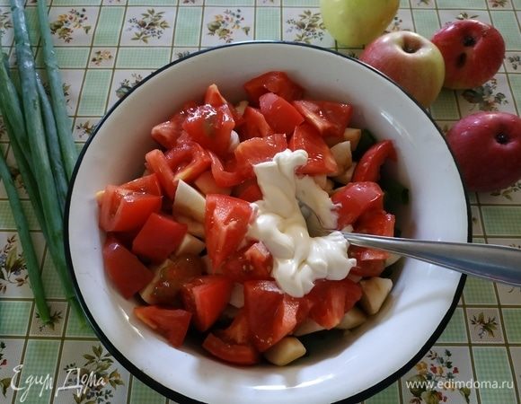 Добавляем майонез, соль и перец по вкусу. Перемешиваем и подаем к столу.